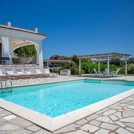 Villa Rafael Con Piscina, Iun P4098 *
